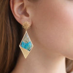 Orecchini pendenti con forma rombo/triangolare irregolare, petali di nigella blu, resina UV, stile boho elegante, 5x3 cm.