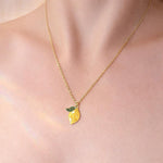 Collana artigianale ciondolo limone con fiori veri in resina e scaglie di opale. Idea regalo originale. Regalo Capri. Regalo italiano