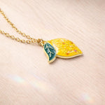 Collana artigianale ciondolo limone con fiori veri in resina e scaglie di opale. Idea regalo originale. Regalo Capri. Regalo italiano