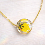 Collana petali vero girasole in resina uv. Ciondolo cerchio oro con catenella acciaio.Gioielli resina.Fiori pressati essiccati