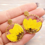 Orecchini cerchi oro ciondolo fiori veri di girasole .Gioielli resina fiori. Idea regalo originale.Regalo unico per lei