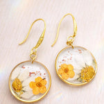 Orecchini cerchi piccoli pendenti acciaio fiori veri Margherita in resina opale fiori arancio. Gioielli fiori veri essiccati pressati.