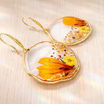 Orecchini cerchi pendenti donna ciondolo fiori veri arancioni in resina.Gioielli resina fiori secchi pressati.Regalo unico