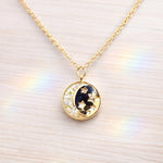Collana piccolo ciondolo pendente Luna placcato oro con fiori veri in resina e scaglie opale. Gioielli in resina. Regalo di compleanno
