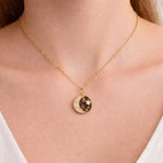 Collana piccolo ciondolo pendente Luna placcato oro con fiori veri in resina e scaglie opale. Gioielli in resina. Regalo di compleanno