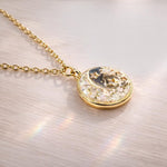 Collana piccolo ciondolo pendente Luna placcato oro con fiori veri in resina e scaglie opale. Gioielli in resina. Regalo di compleanno