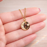 Collana piccolo ciondolo pendente Luna placcato oro con fiori veri in resina e scaglie opale. Gioielli in resina. Regalo di compleanno