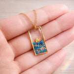 Collana fiori veri in resina trasparente – Ciondolo rettangolare blu e foglia oro, gioiello floreale handmade, regalo per lei