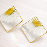 Orecchini donna fiori Margherite vere al lobo essiccate pressate in resina trasparente. gioielli in resina. Regalo donna. Accessori