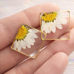 Orecchini donna fiori Margherite vere al lobo essiccate pressate in resina trasparente. gioielli in resina. Regalo donna. Accessori