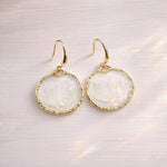 Orecchini Cerchio Oro con Fiori Veri in Resina, Fiordaliso Bianco, Orecchini Pendenti Botanici, Regalo Donna, Boho Chic