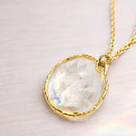 Collana fiori veri petali bianchi di fiordaliso in resina, scaglie opale. Gioielli oro ciondolo fiore vero. gioiello idea regalo per lei.