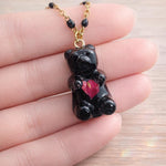 Collana ciondolo orsetto nero in resina. Bigiotteria artigianale. Pendente orso fiori veri. Idea regalo ragazze e bambine.