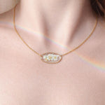 Collana donna pendente ovale fiori veri bianchi essiccati pressati in resina. Gioielli fiori veri resina. Ciondolo oro fiore. Regalo unico