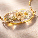 Collana donna pendente ovale fiori veri bianchi essiccati pressati in resina. Gioielli fiori veri resina. Ciondolo oro fiore. Regalo unico