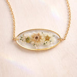 Collana donna pendente ovale fiori veri bianchi essiccati pressati in resina. Gioielli fiori veri resina. Ciondolo oro fiore. Regalo unico