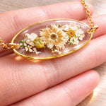 Collana donna pendente ovale fiori veri bianchi essiccati pressati in resina. Gioielli fiori veri resina. Ciondolo oro fiore. Regalo unico