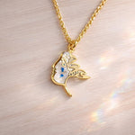 Collana fatta a mano raffigurante volto di donna. Collana con fiori veri in resina. Gioielli unici ed eleganti. Idea regalo per lei