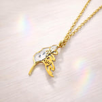 Collana fatta a mano raffigurante volto di donna. Collana con fiori veri in resina. Gioielli unici ed eleganti. Idea regalo per lei