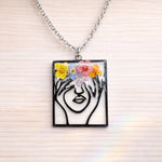 Collana volto e figura di donna con fiori veri.Gioielli fatti a mano.Regalo speciale per amante dei fiori