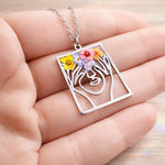 Collana volto e figura di donna con fiori veri.Gioielli fatti a mano.Regalo speciale per amante dei fiori