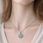 Collana Notte Stellata Van Gogh, ciondolo esagonale con fiori veri in resina, gioiello artistico handmade, regalo amante arte