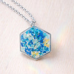 Collana Notte Stellata Van Gogh, ciondolo esagonale con fiori veri in resina, gioiello artistico handmade, regalo amante arte