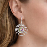 Orecchini Pendenti Argento Rodiato con Fiori Veri in Resina UV, Cerchi Irregolari Boho, Leggeri, Regalo Artigianale