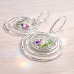 Orecchini Pendenti Argento Rodiato con Fiori Veri in Resina UV, Cerchi Irregolari Boho, Leggeri, Regalo Artigianale