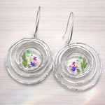 Orecchini Pendenti Argento Rodiato con Fiori Veri in Resina UV, Cerchi Irregolari Boho, Leggeri, Regalo Artigianale
