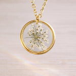 Bigiotteria artigianale. Collana con veri fiori bianchi eleganti in resina. Gioielli da regalare in occasioni speciali. Gioielli anallergici