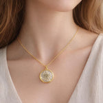 Bigiotteria artigianale. Collana con veri fiori bianchi eleganti in resina. Gioielli da regalare in occasioni speciali. Gioielli anallergici