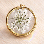 Bigiotteria artigianale. Collana con veri fiori bianchi eleganti in resina. Gioielli da regalare in occasioni speciali. Gioielli anallergici