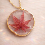 Collana donna Foglia d’acero vera del Giappone, essiccata pressata in resina. Regalo buon auspicio. Accessori fiore vero