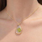 Collana donna ciondolo fiore vero quadrifoglio portafortuna scaglie opale in resina.Catenella acciaio dorato Gioielli botanical terrarium.