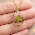 Collana donna ciondolo fiore vero quadrifoglio portafortuna scaglie opale in resina.Catenella acciaio dorato Gioielli botanical terrarium.