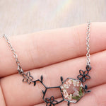 Collana Serotonina con Fiori Veri in Resina, Molecola della Felicità Portafortuna, Regalo Psicologia Donna Oro Argento