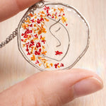 Collana fatta a mano raffigurante volto di donna. Collana con fiori veri in resina. Gioielli unici ed eleganti. Idea regalo per lei