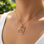 Collana volto e figura di donna con fiori veri.Gioielli fatti a mano.Regalo speciale per amante dei fiori