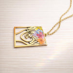 Collana volto e figura di donna con fiori veri.Gioielli fatti a mano.Regalo speciale per amante dei fiori