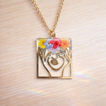 Collana volto e figura di donna con fiori veri.Gioielli fatti a mano.Regalo speciale per amante dei fiori