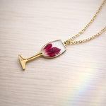 Collana calice di Vino rosso. Ciondolo Dionisio con fiori veri, petali di rosa. gioielli buon auspicio. regalo per lei.