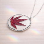 Collana donna Foglia d’acero vera del Giappone, essiccata pressata in resina. Regalo buon auspicio. Accessori fiore vero