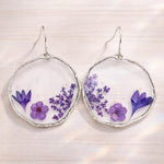 Orecchini cerchio irregolari con fiori veri lilla e viola in resina, orecchini pendenti leggeri, regalo donna boho elegante
