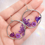 Orecchini cerchio irregolari con fiori veri lilla e viola in resina, orecchini pendenti leggeri, regalo donna boho elegante
