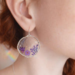 Orecchini cerchio irregolari con fiori veri lilla e viola in resina, orecchini pendenti leggeri, regalo donna boho elegante