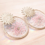 Orecchini cerchio acciaio con fiori veri rosa e petali bianchi in resina, boho-eleganti | BeFloral.Regalo Occasione Speciale