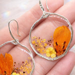 Orecchini cerchi pendenti donna ciondolo fiori veri arancioni in resina.Gioielli resina fiori secchi pressati.Regalo unico