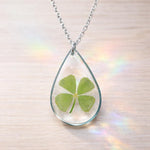 Collana donna ciondolo fiore vero quadrifoglio portafortuna scaglie opale in resina.Catenella acciaio dorato Gioielli botanical terrarium.