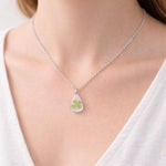Collana donna ciondolo fiore vero quadrifoglio portafortuna scaglie opale in resina.Catenella acciaio dorato Gioielli botanical terrarium.